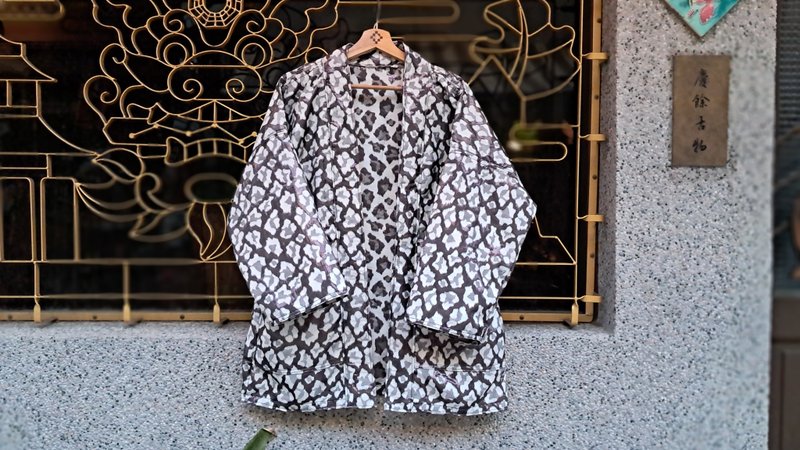 AMIN'S SHINY WORLD Silver snow white snow leopard all over jacquard KIMONO - เสื้อแจ็คเก็ต - ผ้าฝ้าย/ผ้าลินิน สีเงิน