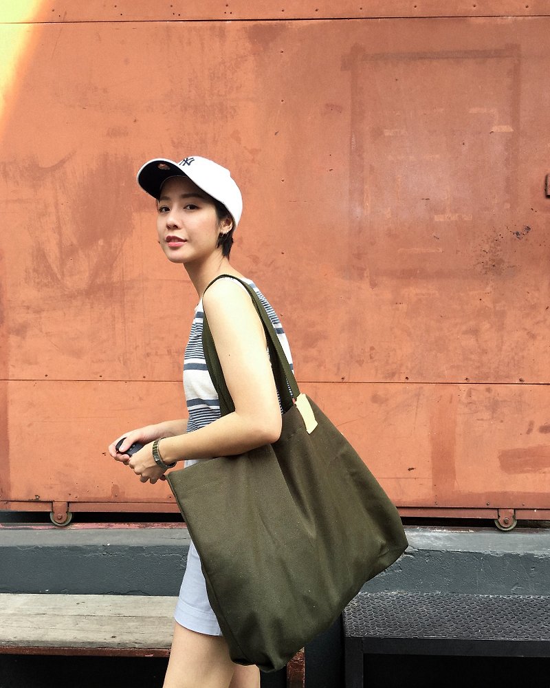 Oversized tag tote bag Olive Green waterproof - 側背包/斜孭袋 - 防水材質 綠色