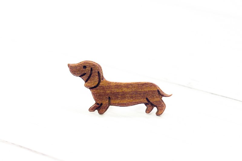 【福祉用品/試作品】無垢材彫刻ダックスフント犬ピン/バッジ - ブローチ - 木製 オレンジ