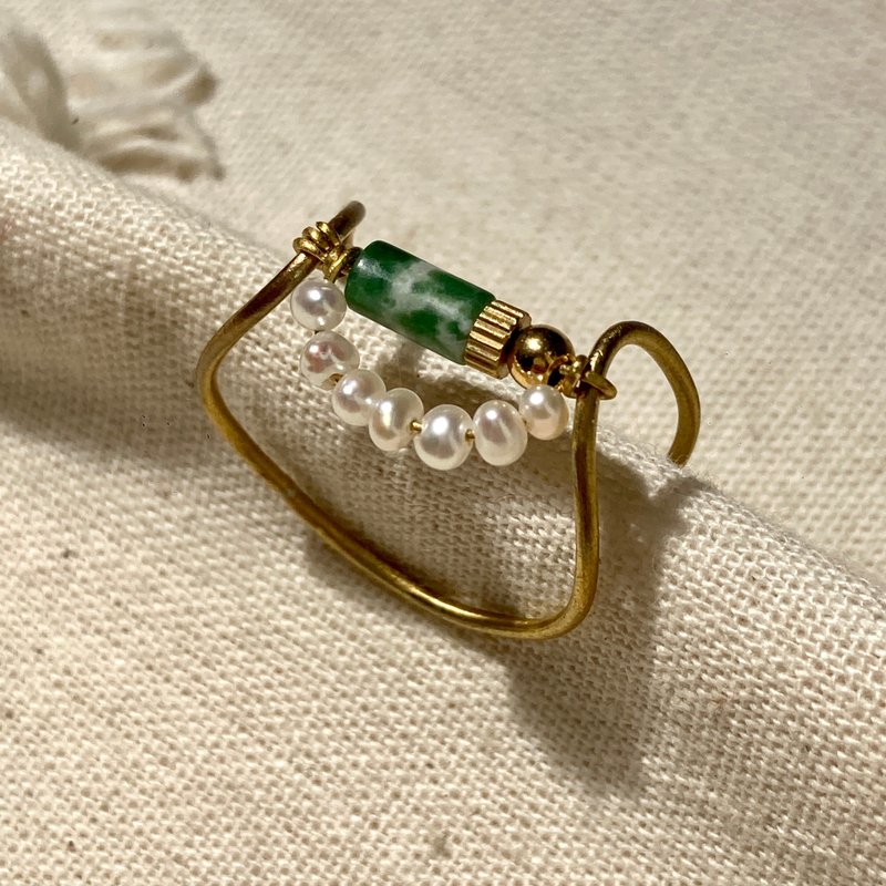 Laolin Grocery | Green Point Stone Pearl Ring - แหวนทั่วไป - โลหะ สีทอง