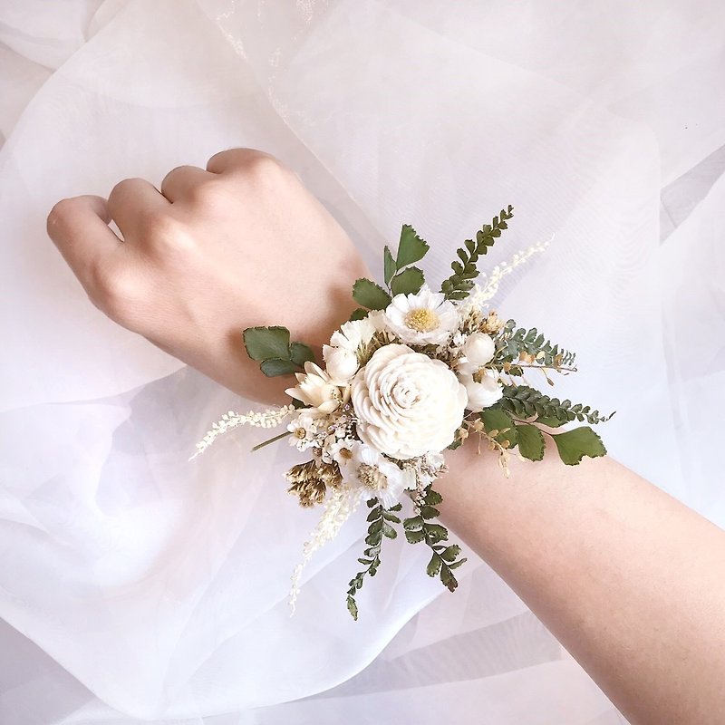 Flora Flower Wedding Diffuser Wrist Flower-White - เข็มกลัด/ข้อมือดอกไม้ - พืช/ดอกไม้ สีใส