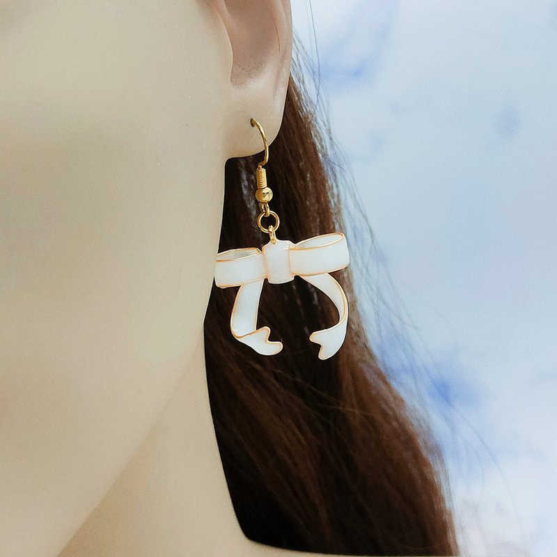 White Bow Resin Earrings 14KGF Gold Wrapped Tremella Ear Hooks Can Be Changed to Clip - Earrings & Clip-ons - Resin White