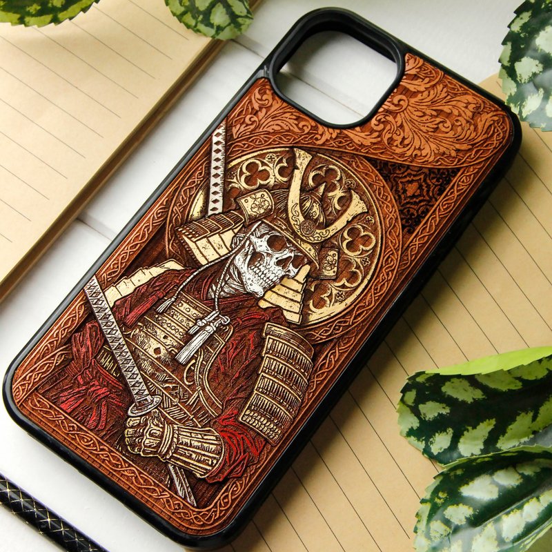 Fallen Samurai -  Phone case wood laser engraved + hand painting - 手機殼/手機套 - 木頭 咖啡色