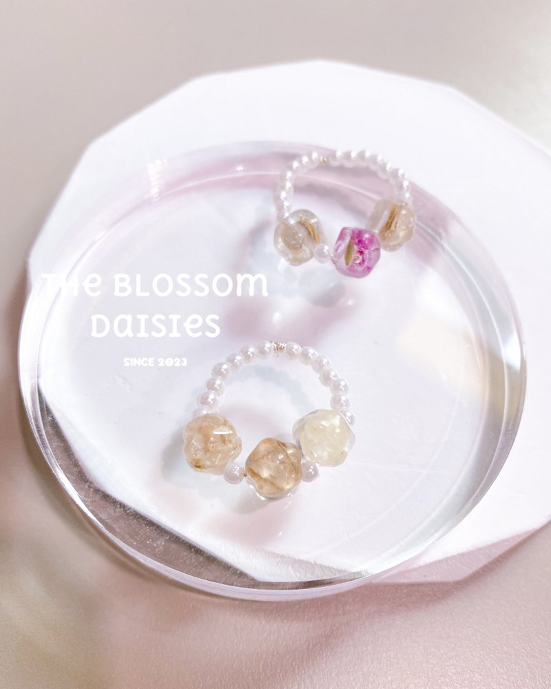 Three flower flower beads ring - General Rings - Resin White