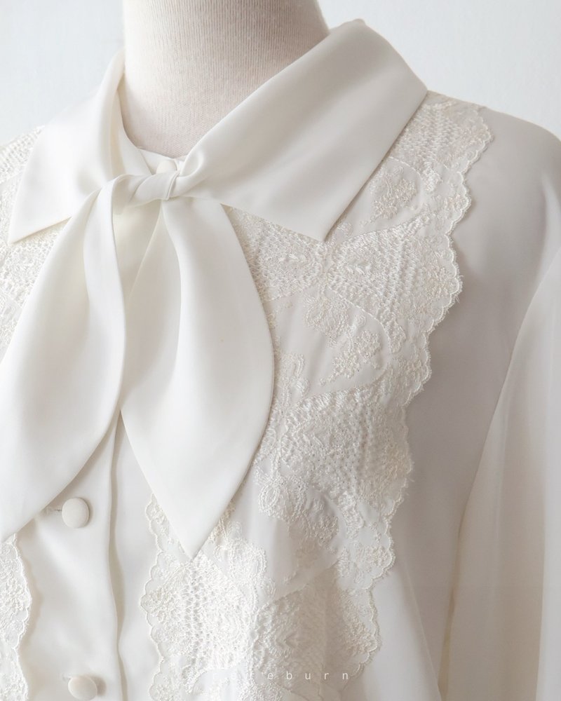 春夏日本製復古圖騰花朵刺繡領結寬鬆長袖米白色古著襯衫 - 女襯衫 - 聚酯纖維 白色