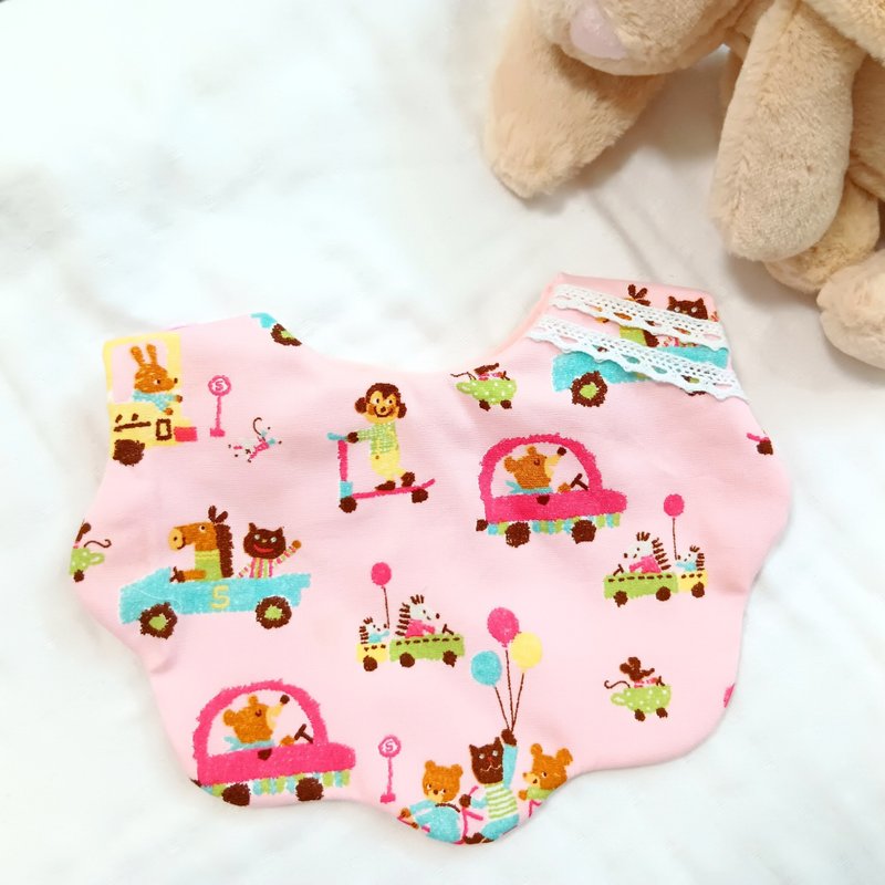 Animals drive. Bib without hemming (name can be embroidered) - ผ้ากันเปื้อน - ผ้าฝ้าย/ผ้าลินิน สึชมพู