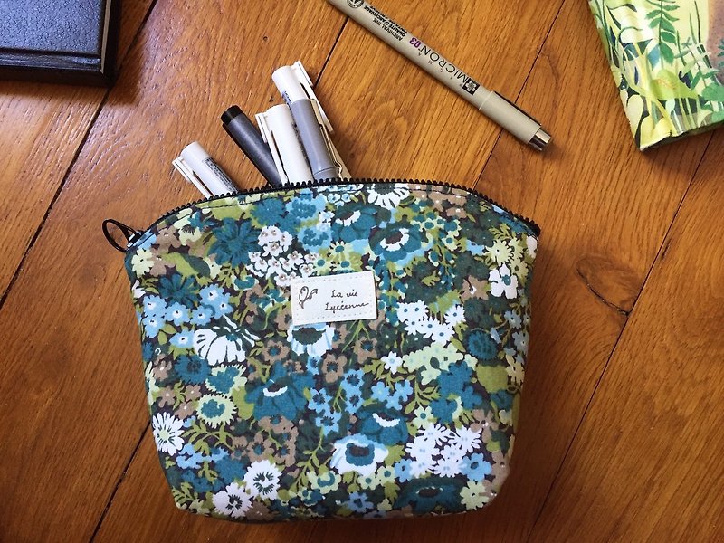 Floral cloth zipper storage bag/pen bag/ sundries bag (green and white flowers) - กระเป๋าเครื่องสำอาง - ผ้าฝ้าย/ผ้าลินิน 