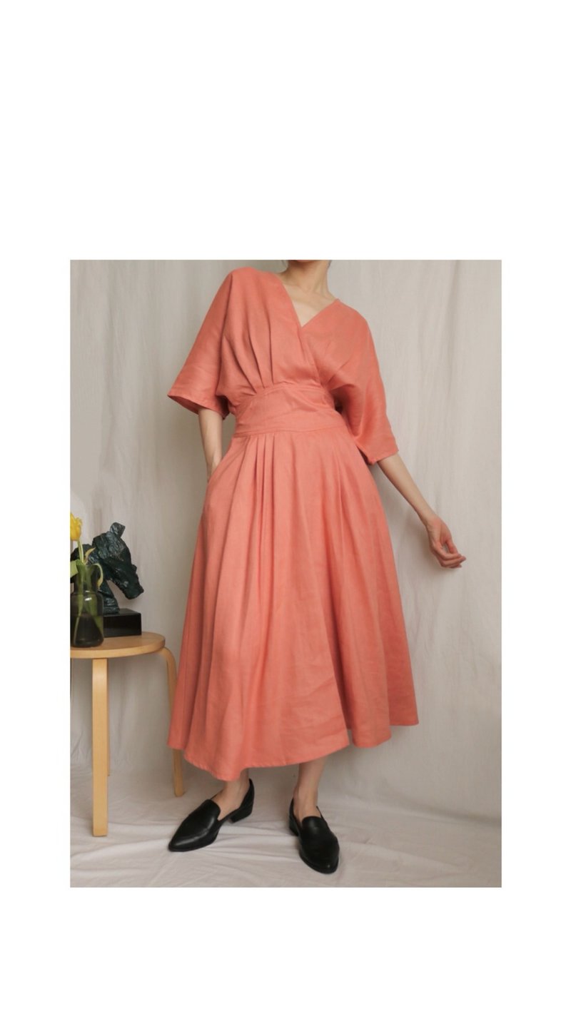 【 下單訂製 】Playa Dress 鮭魚粉 V領裹式 百摺 中長 亞麻洋裝 - 洋裝/連身裙 - 棉．麻 粉紅色
