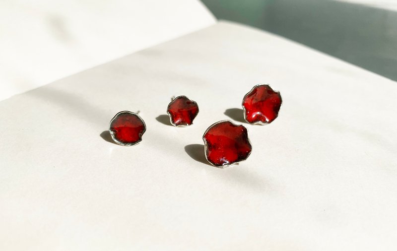 Beat Small Flower Sterling Silver Enamel Earrings - Vermilion - Pair/Changeable Clip - ต่างหู - วัตถุเคลือบ สีแดง
