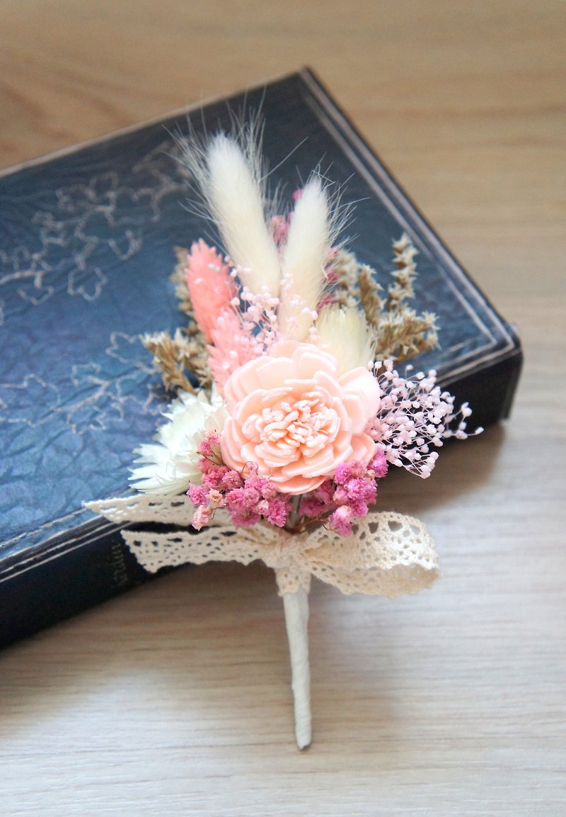 Hand made starlight princess sweet wind groom boutonniere - เข็มกลัด/ข้อมือดอกไม้ - พืช/ดอกไม้ สึชมพู