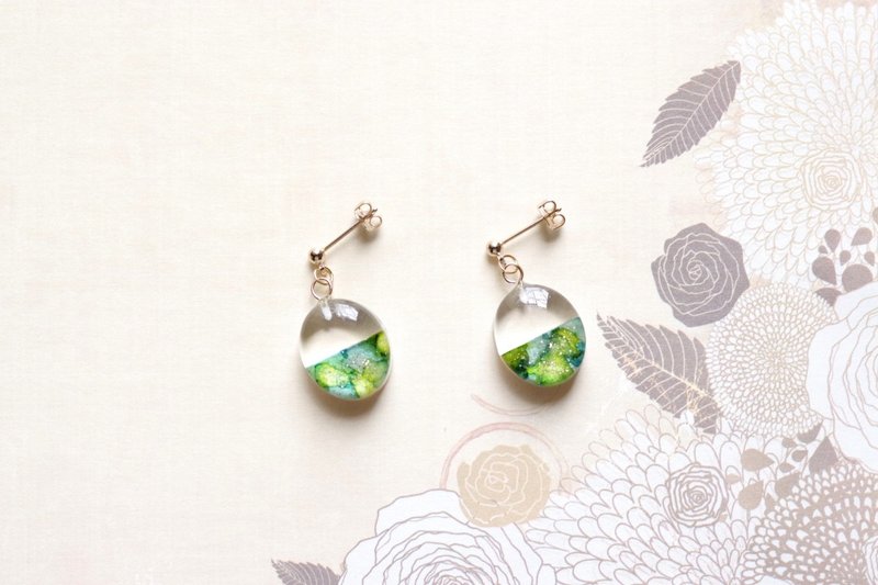 Resin Art Bicolor Round Earrings - Grass Stepping Sound - Earrings & Clip-ons - Resin Green