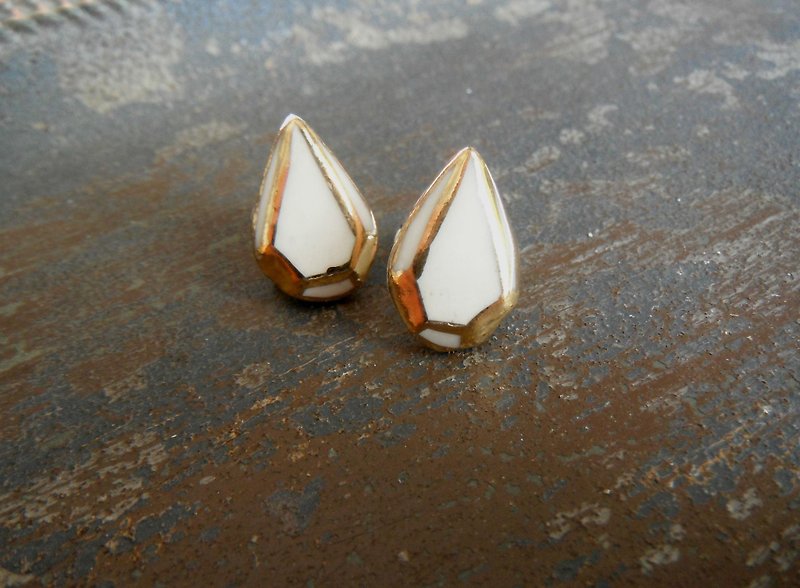 Gold jewel cut pierce / earring ・ pairshape white - Earrings & Clip-ons - Pottery White