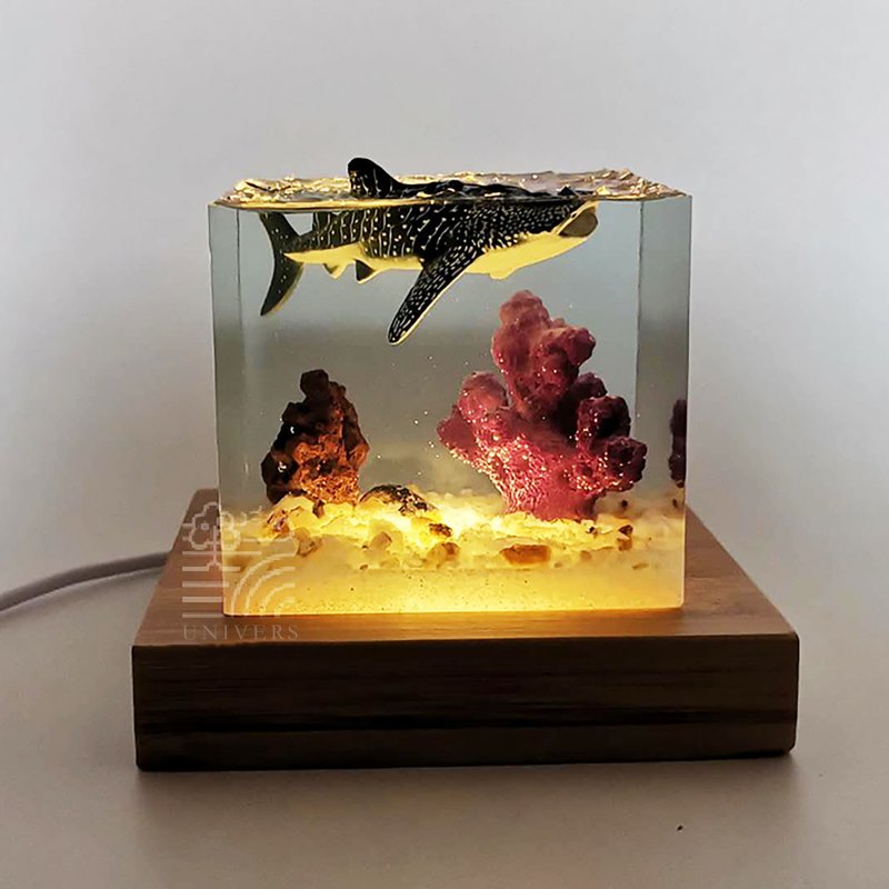 Resin nightlight,epoxy resin art,handmade desk decor,whale shark ocean gifts - ของวางตกแต่ง - เรซิน สีน้ำเงิน