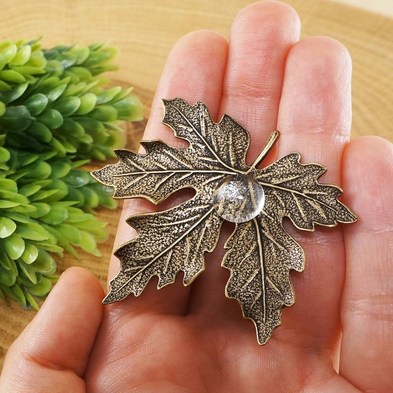 Gold Brass Maple Leaf Brooch Pin Forest Woodland Botanical Brooch Pin Jewelry - เข็มกลัด - โลหะ สีทอง