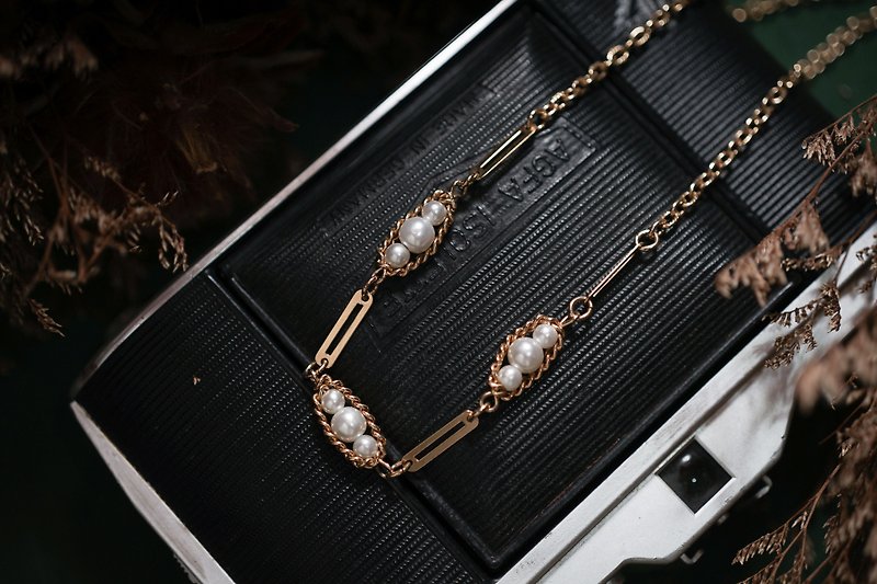 Vintage Sarah Coventry Small Faux Pearls Necklace - สร้อยคอ - โลหะ สีทอง