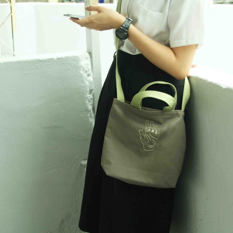 Sign language//Hi-Hand-embroidered canvas bag - กระเป๋าแมสเซนเจอร์ - ผ้าฝ้าย/ผ้าลินิน สีเขียว