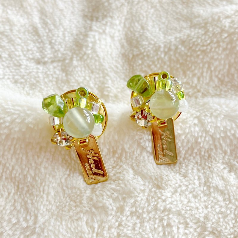 繁花。葡萄石 橄欖石 天然石 貼耳耳環 耳針 手作耳環 婚禮飾品 - 耳環/耳夾 - 水晶 綠色