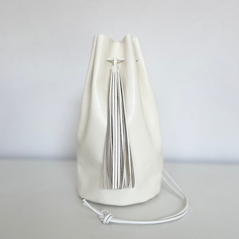 Kip leather 3-way drawstring bag with tassel [White] - กระเป๋าแมสเซนเจอร์ - หนังแท้ ขาว