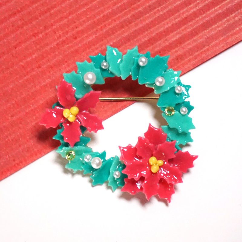 【Xmas Gift】Polymer Clay Miniature Christmas Wreath Pin/Brooch - Brooches - Clay Green