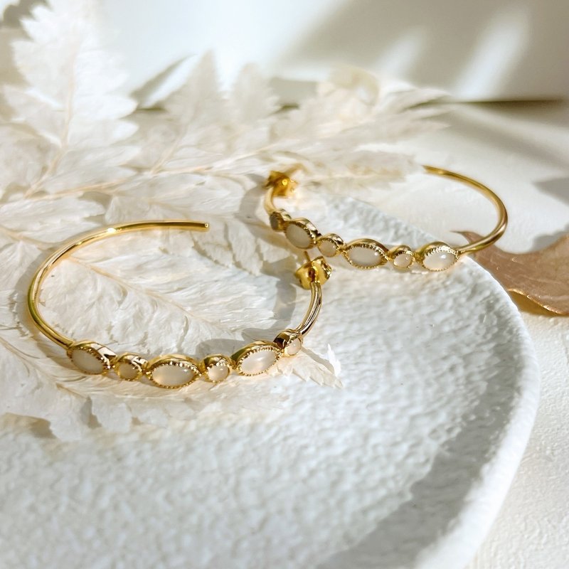 巴洛克組曲 | 復古框月光石弧線大耳環 - 耳環/耳夾/耳骨夾 - 銅/黃銅 金色