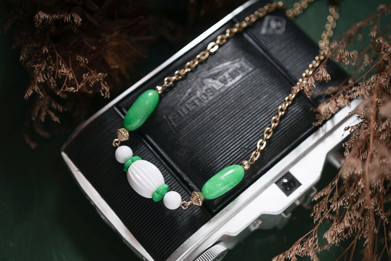 【オールドジュエリー/ウエスタンオールドピース】VINTAGEAmericanAVONグリーンとホワイトのビーズ細心のヴィンテージショートネックレス - ネックレス - 金属 グリーン