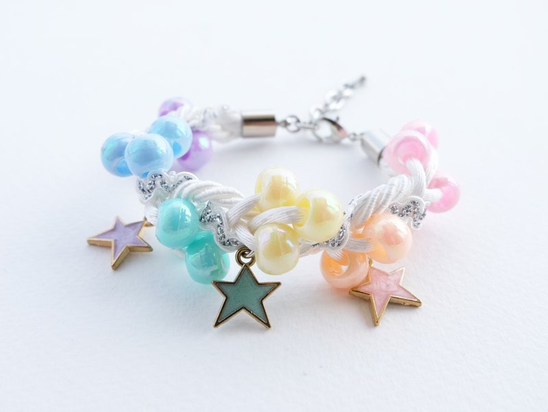 White bracelet with colorful pastel beads and pastel star charms  - สร้อยข้อมือ - วัสดุอื่นๆ หลากหลายสี