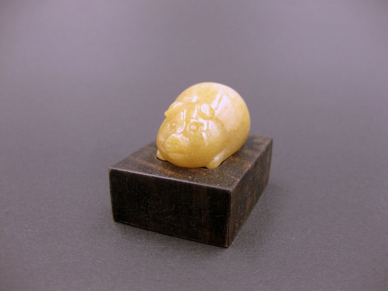 雕件 逗樂動物-好奇豬 新疆金絲玉 - 擺飾/家飾品 - 玉石 黃色