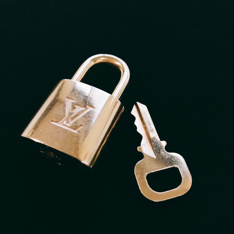 LOUIS VUITTON ルイヴィトン カデナ 真鍮 ゴールド ユニセックス 中古 磨き上げ済【日本直送】 - 其他 - 銅/黃銅 金色