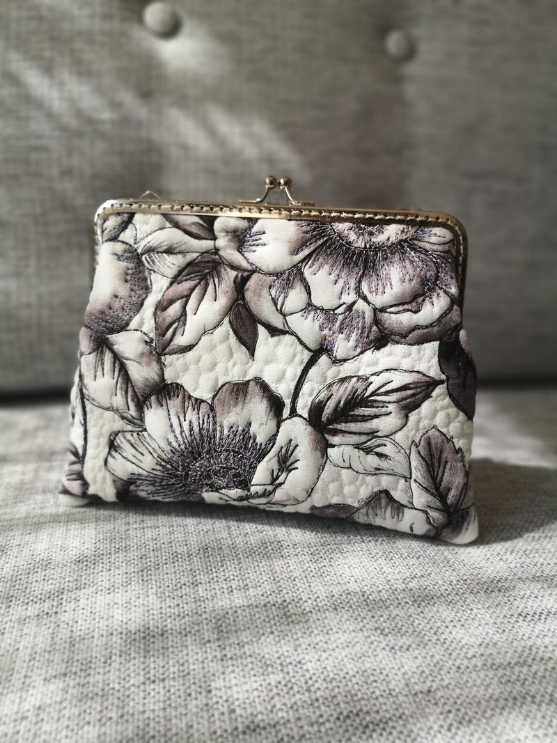 自由壓線/機縫刺繡 優雅花朵口金收納包/化妝包/零錢包 - 化妝包/收納袋 - 棉．麻 