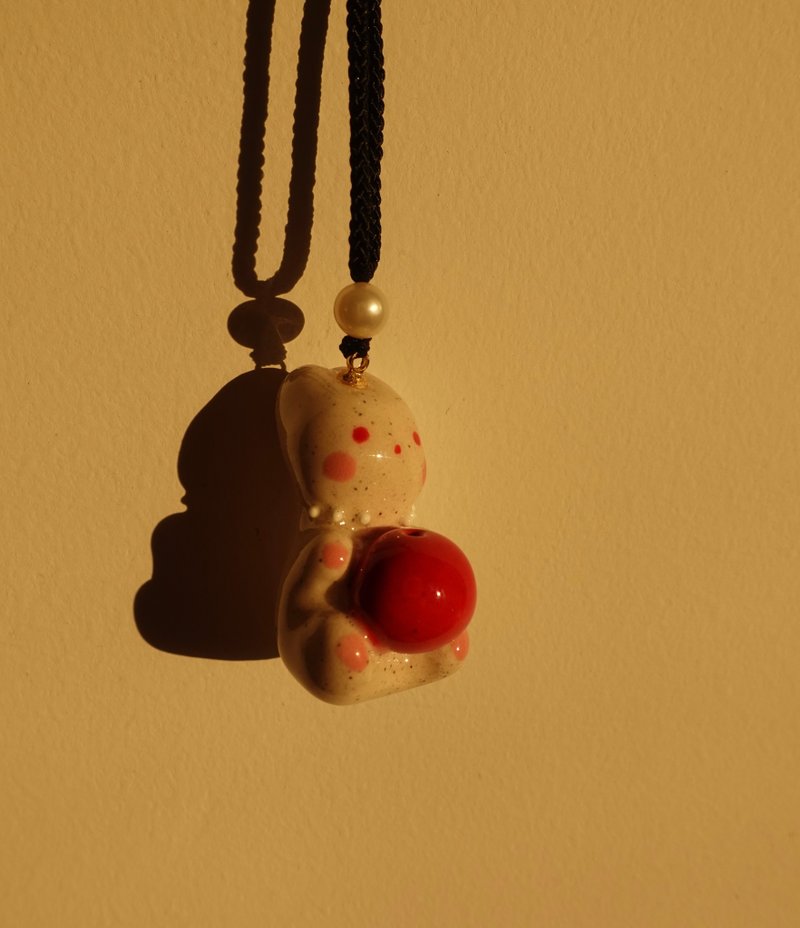 Ceramic necklace with little rabbit holding an apple - สร้อยคอ - ดินเผา ขาว