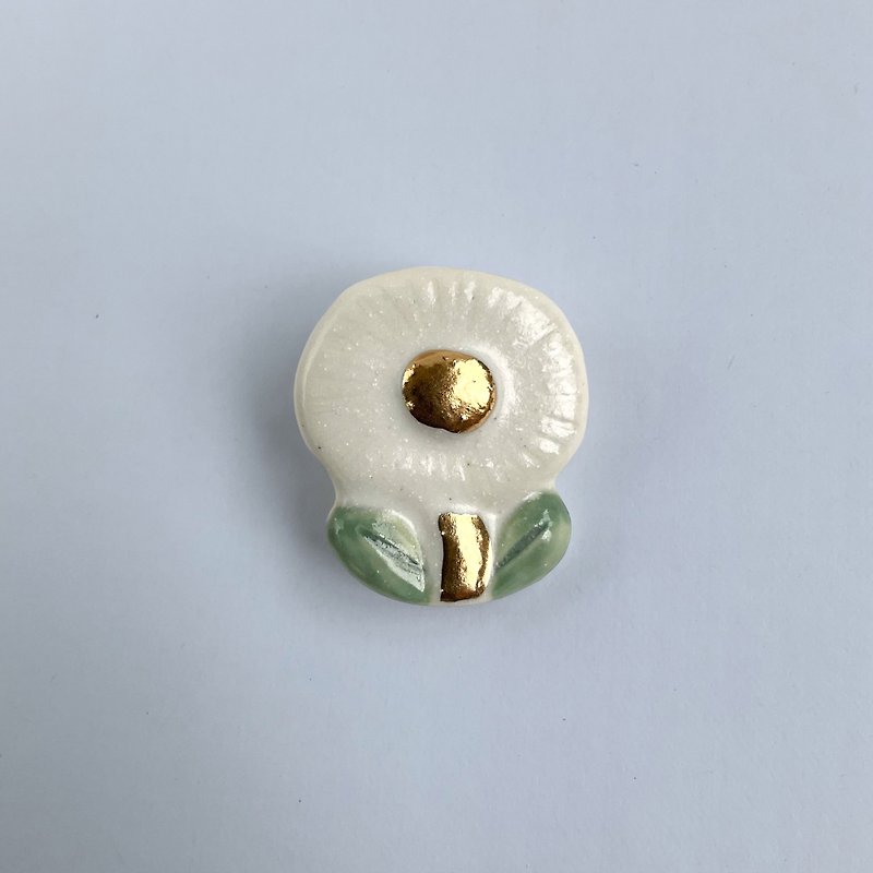 Ceramic brooch Daisy - Brooches - Pottery White