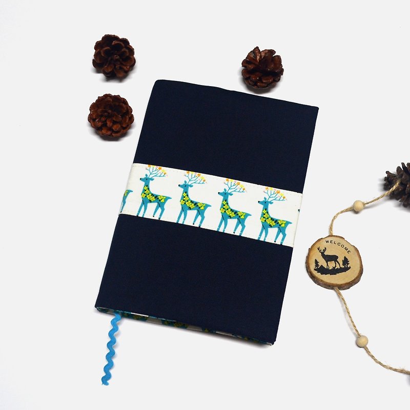 Elk book cover with bookmark handmade - ปกหนังสือ - ผ้าฝ้าย/ผ้าลินิน หลากหลายสี