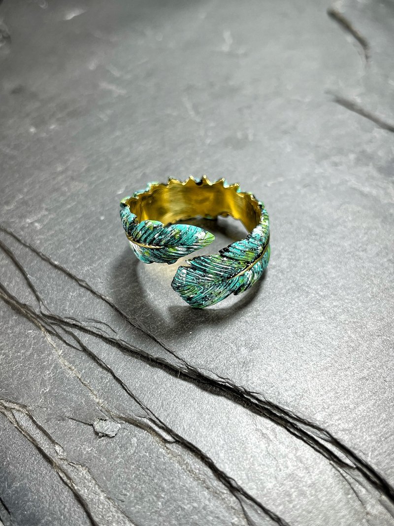 Green Patina Twin Heard Feather Ring. - 戒指 - 其他金屬 