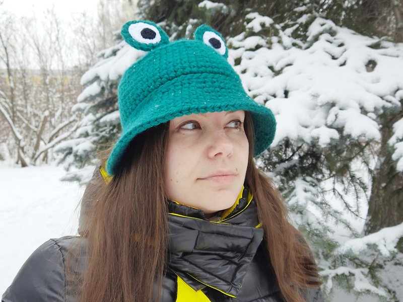 Crochet frog hat, warm crochet bucket hat for women - 帽子 - 繡線 綠色