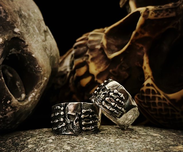 Skull ring deals shop