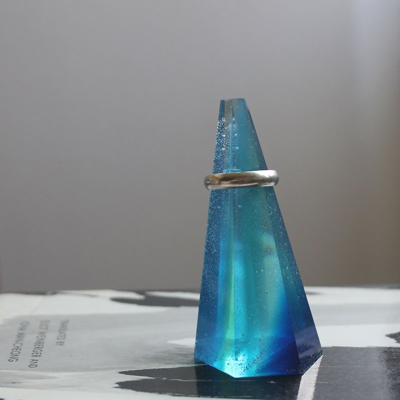 淡藍樹脂戒指台 - 透明澄淨水藍 / 不對稱傾斜七角錐 - 擺飾/家飾品 - 防水材質 藍色