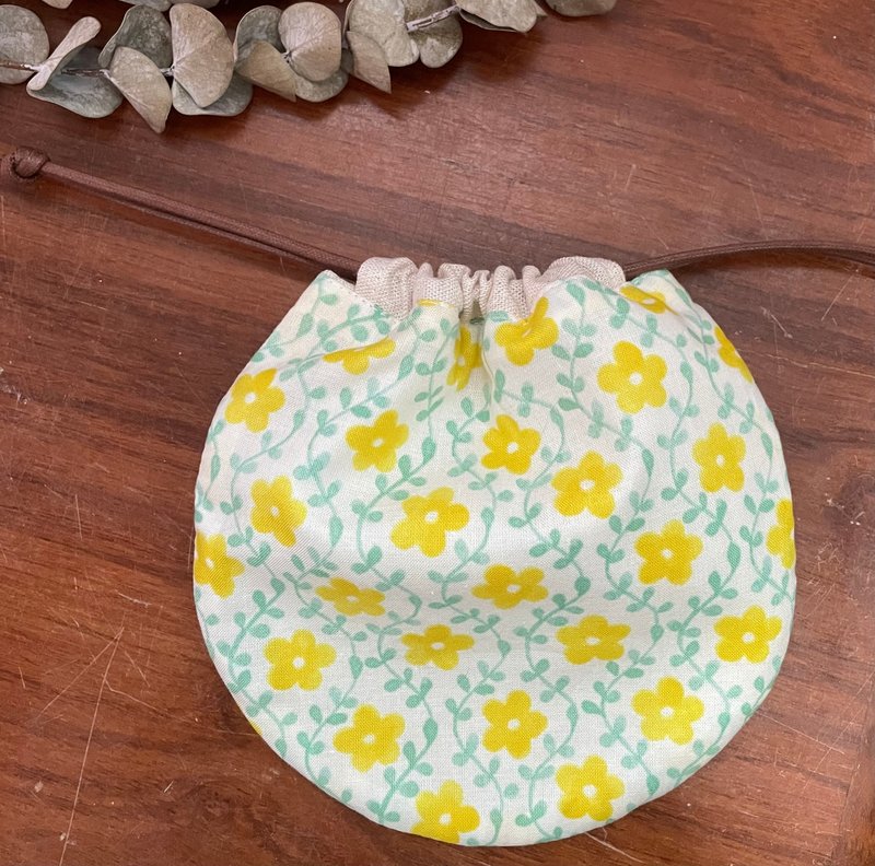 Pure cotton yellow flower round drawstring pocket - กระเป๋าเครื่องสำอาง - ผ้าฝ้าย/ผ้าลินิน สีเหลือง