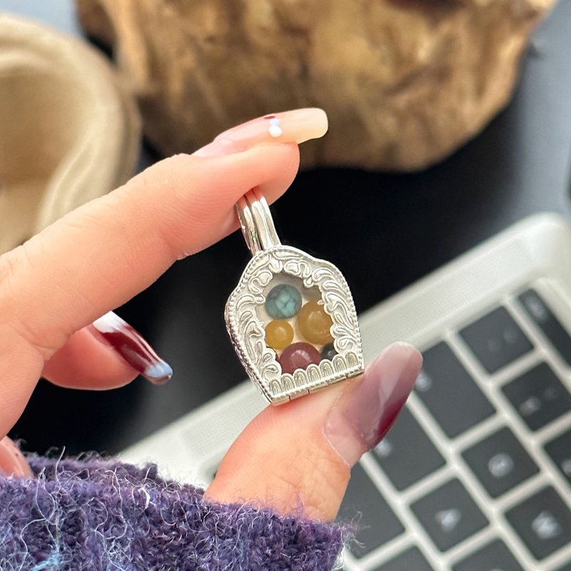 [Tibetan Spirituality] Exquisitely Crafted Sterling Silver Gau Box Pendant with Five-Color Gemstone Inlay - A Personal Amulet - พวงกุญแจ - เงินแท้ สีเงิน
