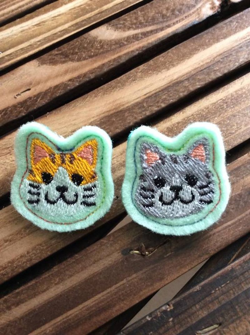 Meng Meng cat embroidered brooch pin 2 (at the end of cloth color randomly produced) - Brooches - Thread 