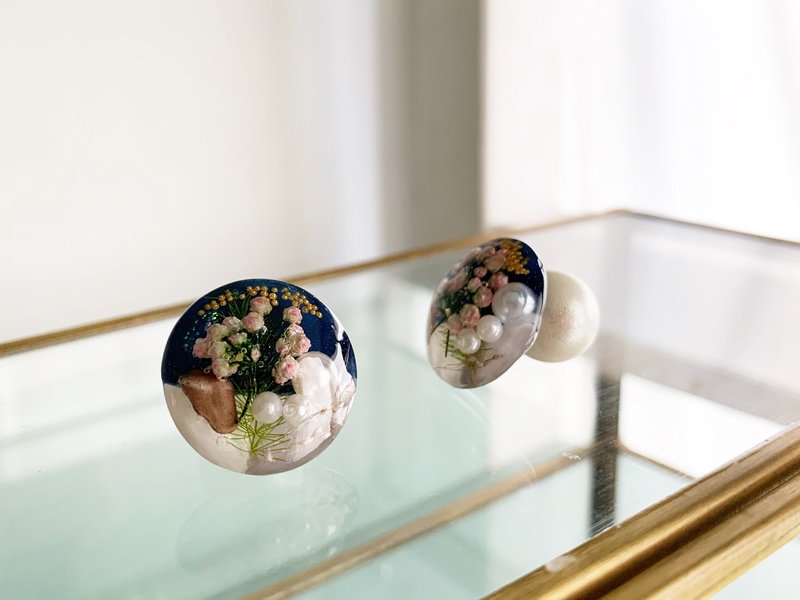 豊かさをもたらすライスフワラー・ボタニカル・スタッドピアス - 耳環/耳夾/耳骨夾 - 樹脂 藍色