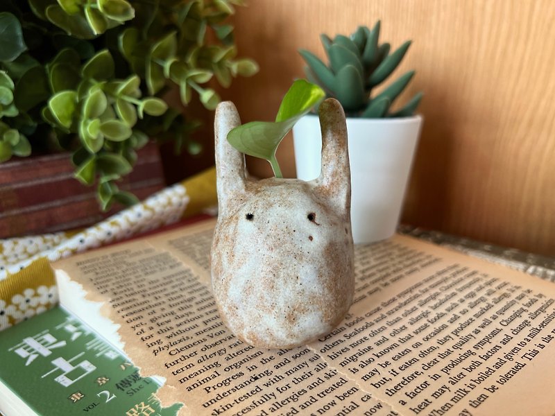 Corner pottery doll-003 straight-eared rabbit - Items for Display - Pottery Khaki