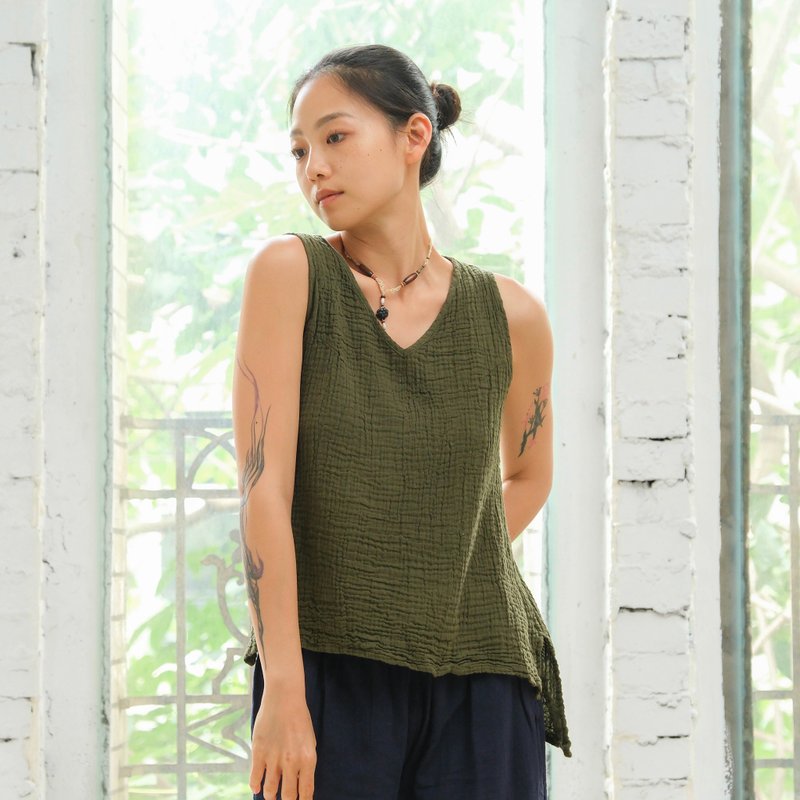 V-neck vest with short front and long back/double-layer gauze olive green - เสื้อกั๊กผู้หญิง - ผ้าฝ้าย/ผ้าลินิน สีเขียว