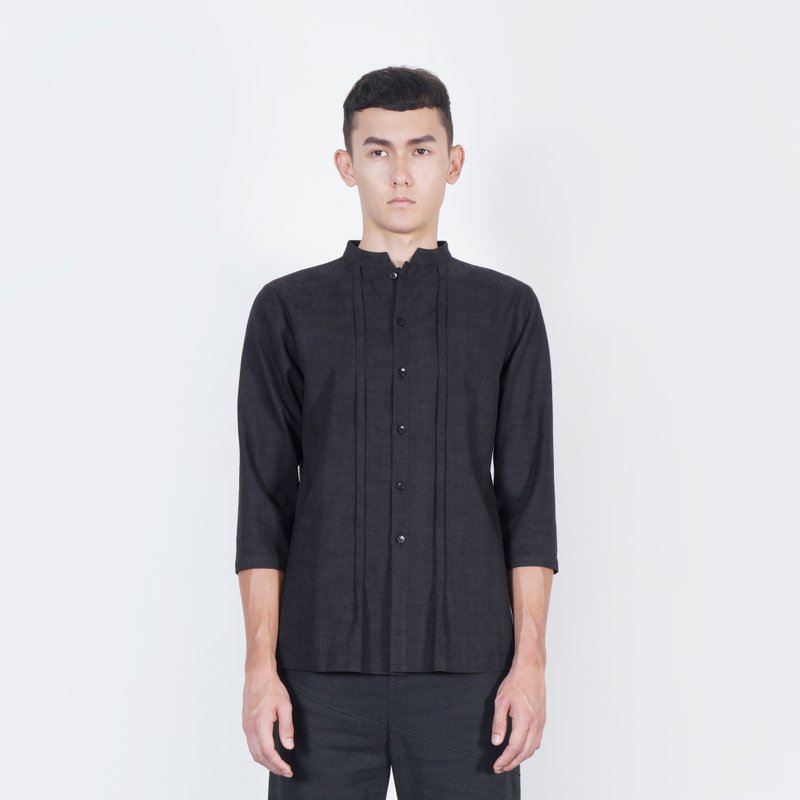 Black and white cut AW iron black shape pleated three-quarter sleeve shirt - เสื้อเชิ้ตผู้ชาย - ผ้าฝ้าย/ผ้าลินิน สีดำ