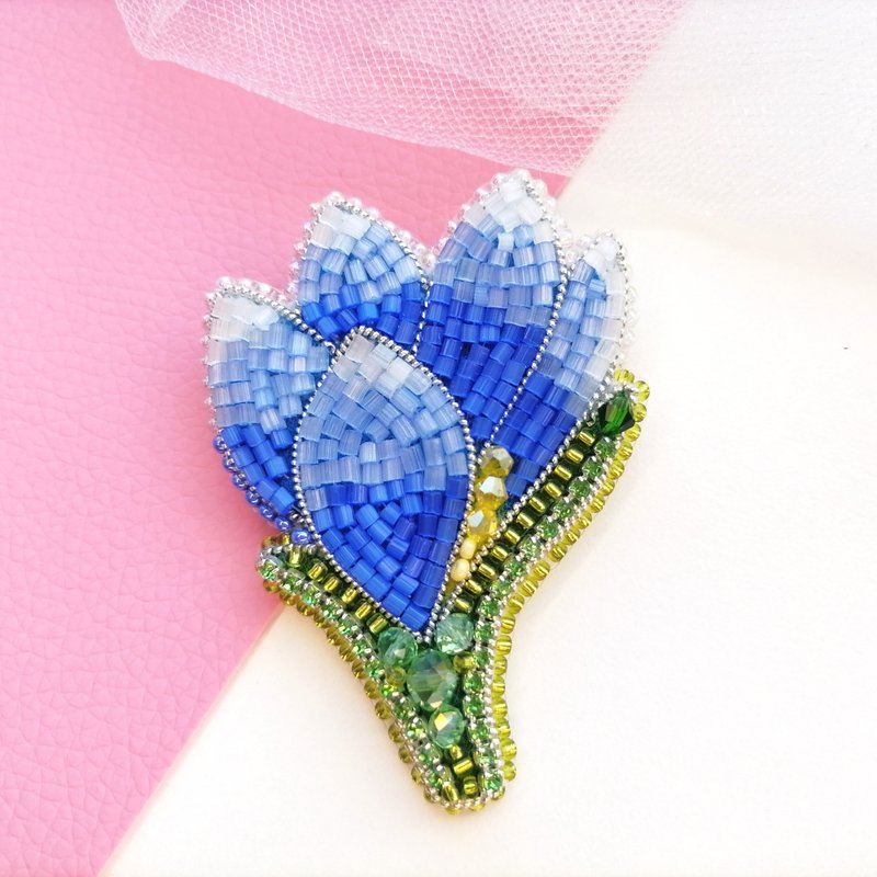 Flower brooch, Crocus brooch,Handmade jewelry,Blue flower brooch,Handmade flower - เข็มกลัด - วัสดุอื่นๆ สีน้ำเงิน