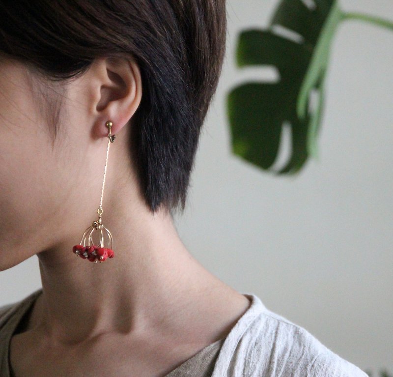 Crane-necked gentleman flower earrings_hand-cut vegetable tanned leather - Earrings & Clip-ons - Genuine Leather Red