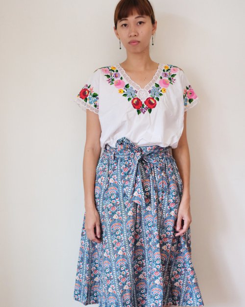 ハンガリー　vintage刺繍トップス ヴィンテージハンガリーのハンドメイドフラワー立体刺繍トップス