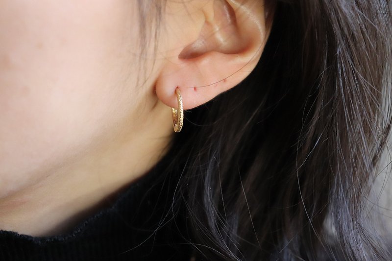 【Hualin akari】Glossy carved earrings 12mm - Earrings & Clip-ons - Precious Metals Gold