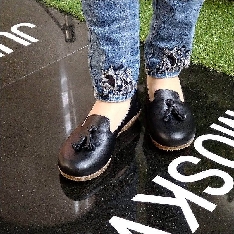 Beautiful shoes with thumb turned outward-soft and pressure-relieving/Tassel Loaf - รองเท้าหนังผู้หญิง - หนังแท้ สีดำ
