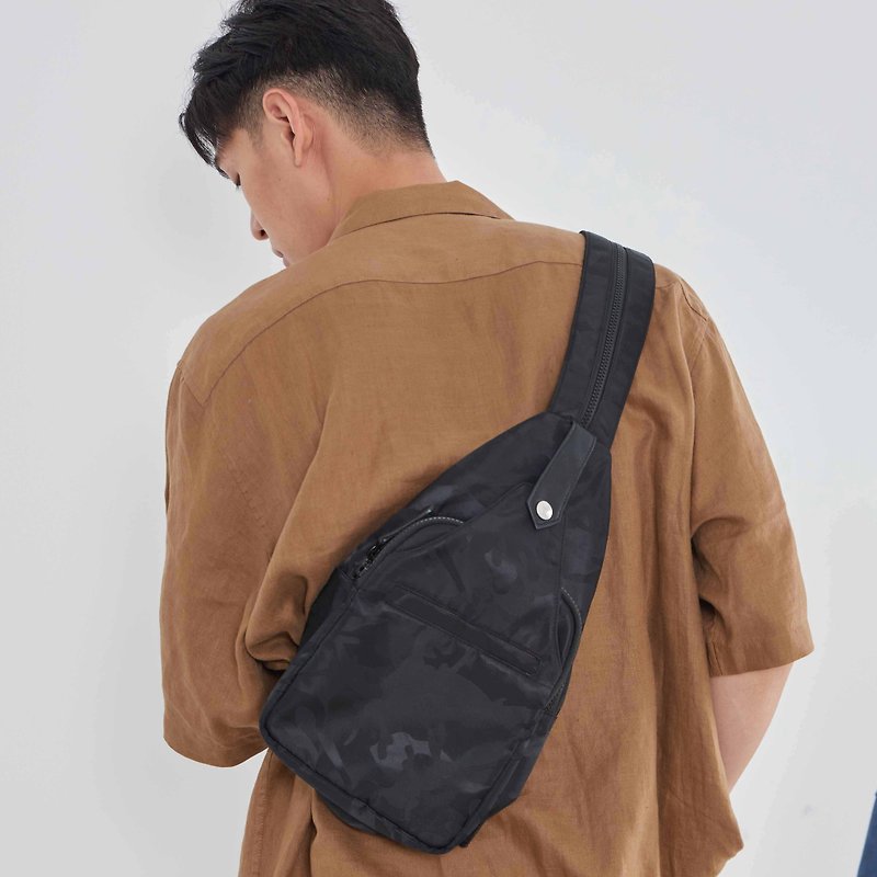 City Light Back Crossbody Bag [Camouflage Black] - กระเป๋าแมสเซนเจอร์ - เส้นใยสังเคราะห์ สีดำ