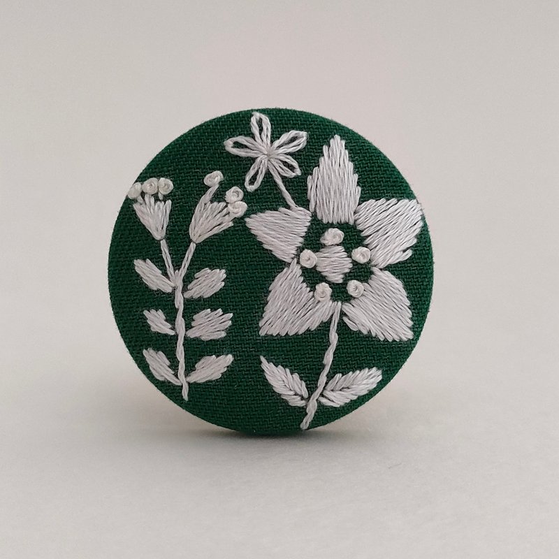 大きなボタニカル刺繍ブローチ - 胸針 - 棉．麻 白色